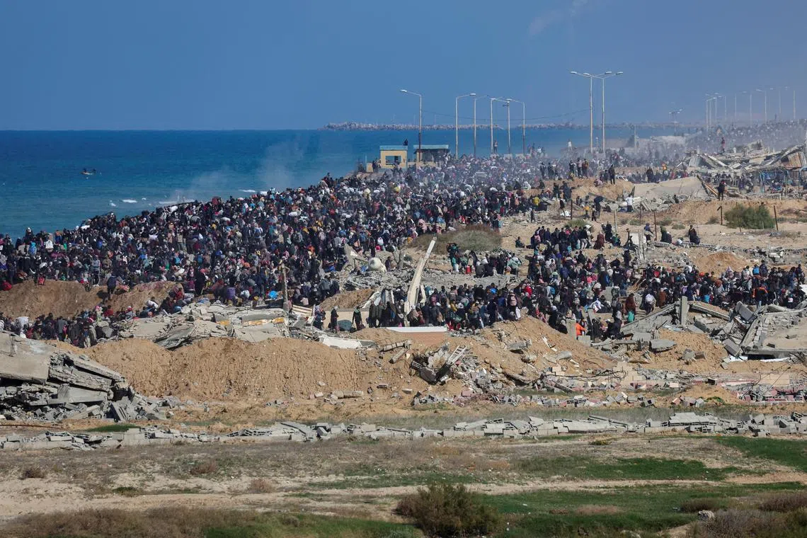 FILE PHOTO: Palestinians, who were displaced to the south at Israel's order during the war, make their way back to their homes in northern Gaza, amid a ceasefire between Israel and Hamas, near Gaza City, January 27, 2025. REUTERS/Ramadan Abed/File Photo
