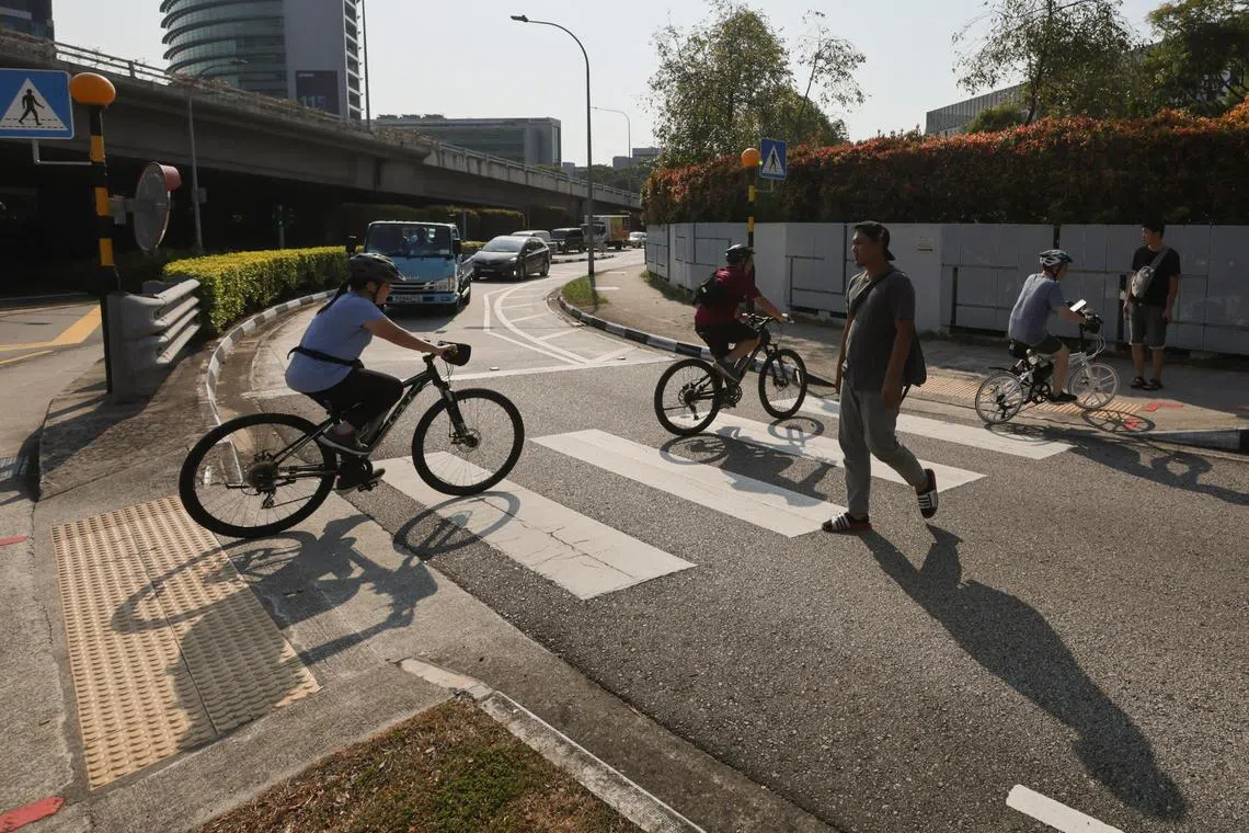 ST20231013_202335132486 : Gin Tay/ elbridge13/ Esther Loi/ 

Cyclists at the junction along Bendemeer road near Woodville Flyover,  Oct 13, 2023.