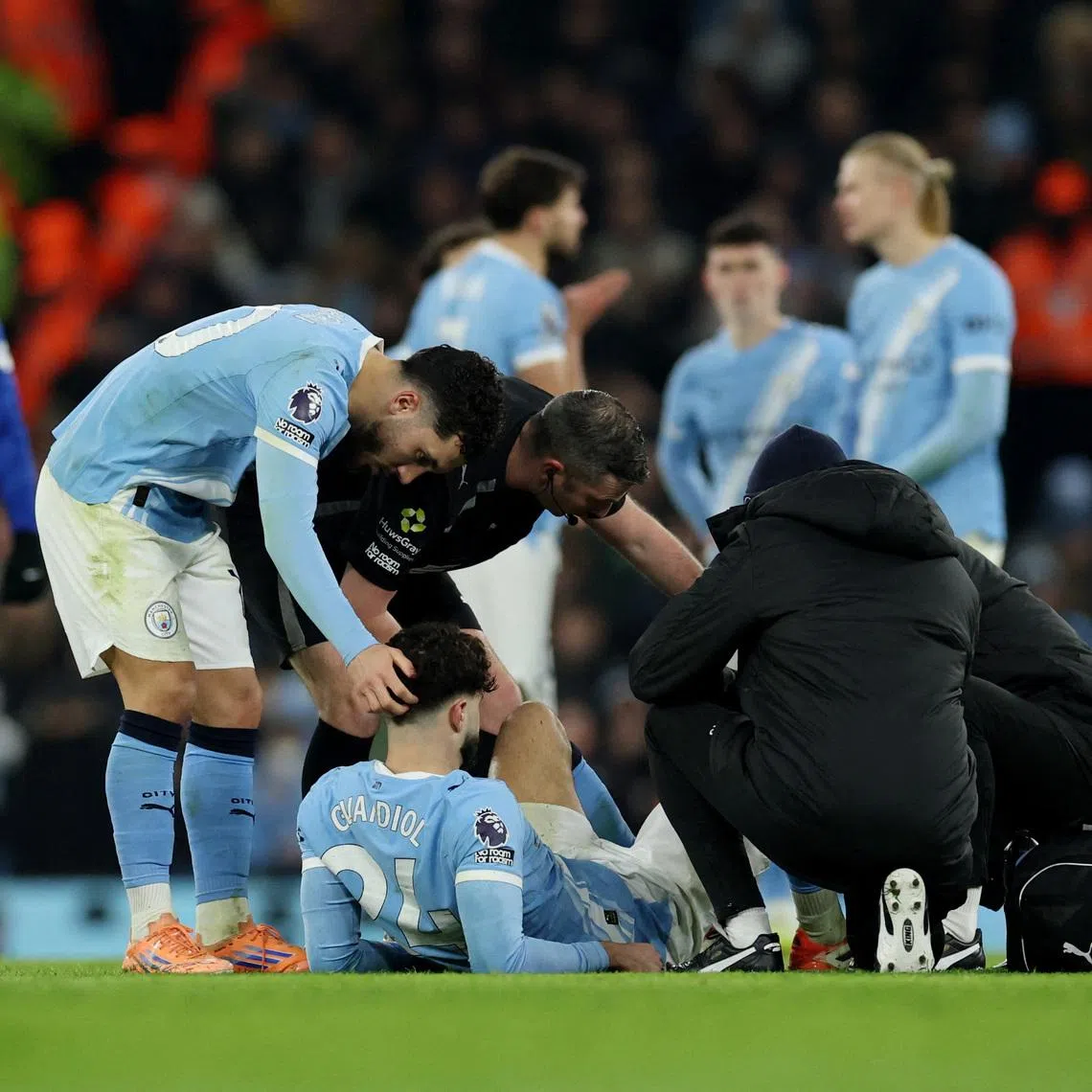 Soccer Football - Premier League - Manchester City v Chelsea - Etihad Stadium, Manchester, Britain - January 4, 2026 Manchester City's Josko Gvardiol receives medical attention after sustaining an injury REUTERS/Phil Noble