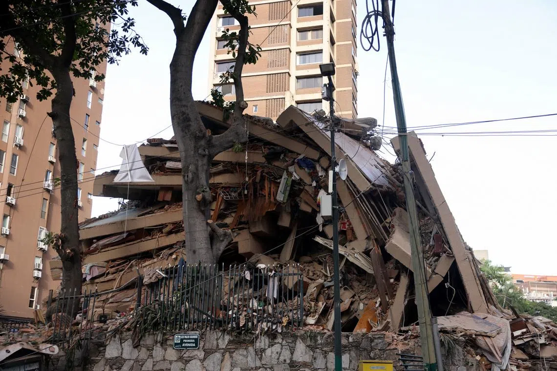 A general view of a collapsed building after earthquakes hit the country, in Caracas, Venezuela, June 25, 2026. REUTERS/Leonardo Fernandez Viloria