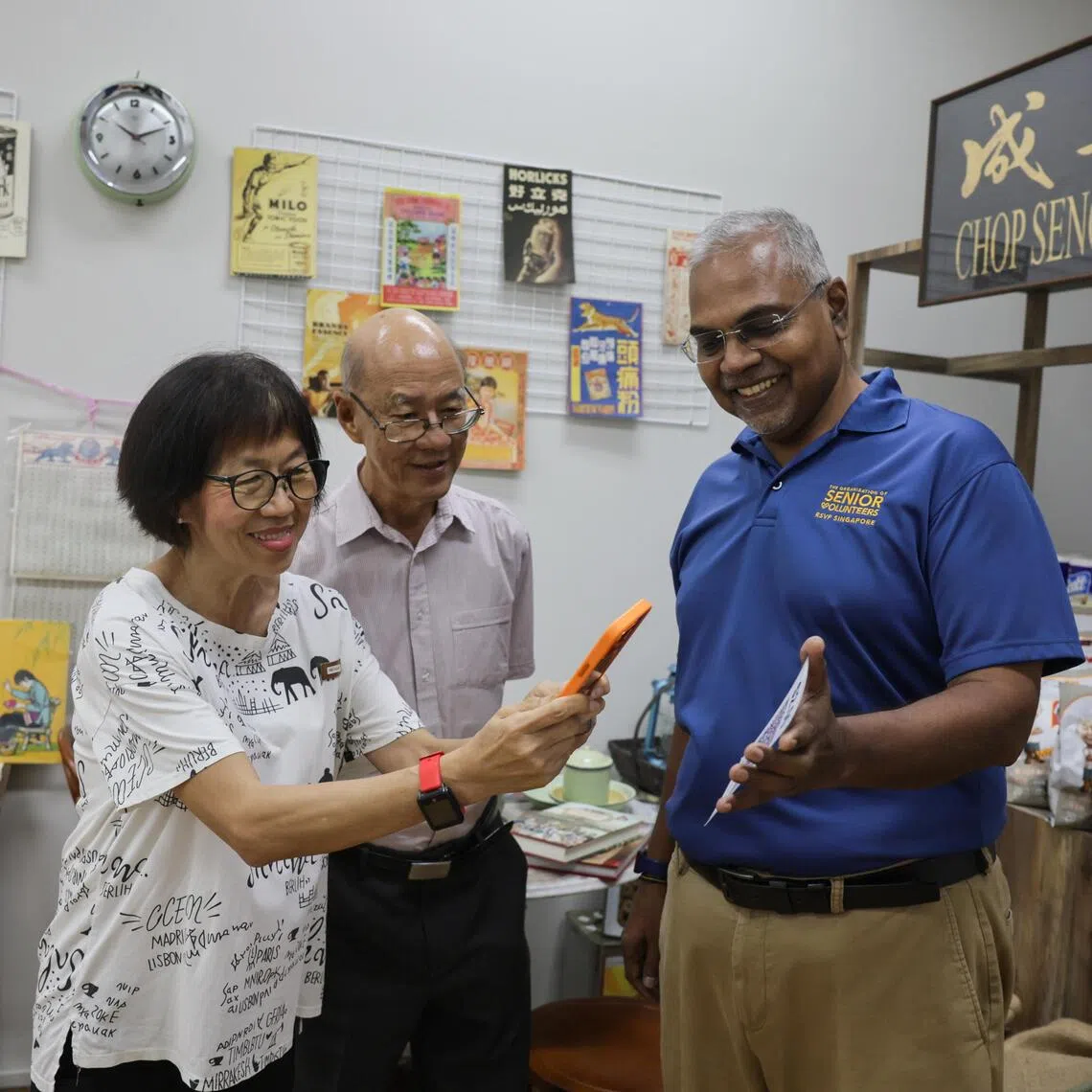 Santhanam Srinivasan (right) showing digital apps to Leong Wing Sun (centre) and Sheila Lim at RSVP Singapore on Sep 25.