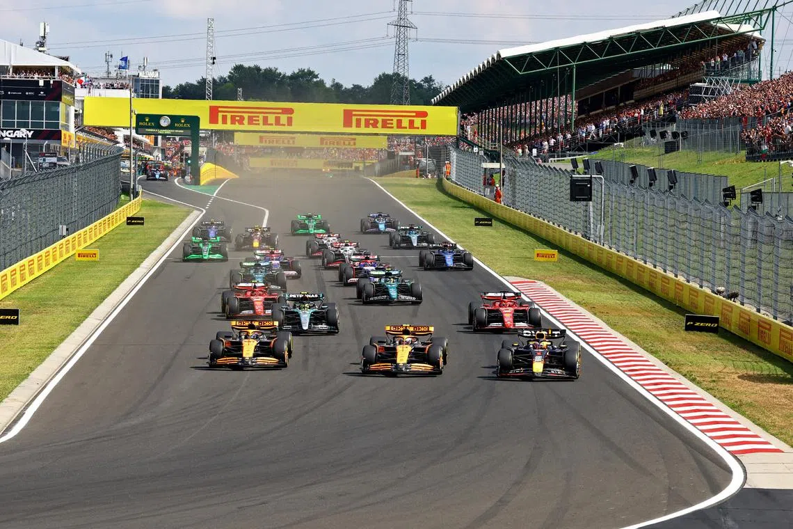 FILE PHOTO: Formula One F1 - Hungarian Grand Prix - Hungaroring, Budapest, Hungary - July 21, 2024 McLaren's Oscar Piastri, McLaren's Lando Norris and Red Bull's Max Verstappen in action at the start of the race REUTERS/Bernadett Szabo/ File Photo