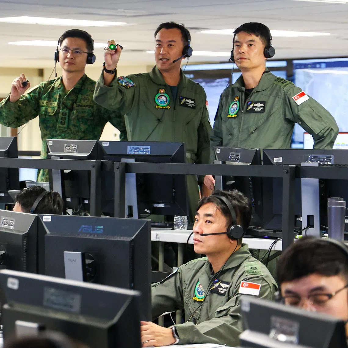 CMG20250908-LimMSOA/林明顺/林煇智/OA trip: Exercise Forging Sabre 2025 [Mountain Home Air Base, Idaho, USA]
 *EMBARGOED UNTIL 9 SEP 2025, 1800HRS (SG TIME)*
Exercise Forging Sabre 2025 (XFS25) is a Singapore Armed Forces (SAF) integrated sense and strike exercise involving more than 800 personnel from across the SAF and Defence Technology Community. It will include a suite of sense and strike assets, systems and warfighting platforms from the Republic of Singapore Air Force (RSAF) and the Digital and Intelligence Service (DIS). Held from 6 to 21 September 2025 at Mountain Home Air Force Base, Idaho, US, XFS25 allows the SAF to conduct large-scale and realistic training in a vast training area with an airspace more than 20 times the size of Singapore. This year’s exercise theme of ‘Integrated, Adaptive, Precise’ reflects the SAF’s sharp edge in an increasingly complex battlespace.
*INDIVIDUAL PICTURE CAPTION: Generics of the Command Post at Mountain Home Air Force Base, Idaho, US Command Post lead by Comd ACC / XFS25 Exercise Director BG Teo Soo Yeow "Nomad" age 48 (standing in the center) and Head Integrated Systems Development Group (Head ISDG), ACC. ACC 集成系统开发组负责人 ISDG 负责人 (standing on the most right).*