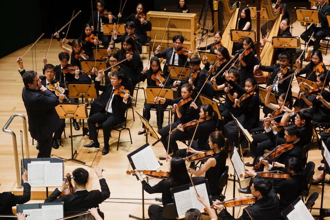 American conductor Tito Munoz led the Orchestra of the Music Makers through a programme of Holst's The Planets and Stravinsky's The Rite Of Spring, 