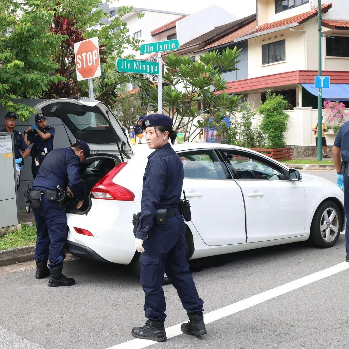At about 11am that day, several police officers were seen inspecting items taken out of a white Volvo sedan, illegally parked at an intersection in Jalan Minggu, reported Chinese daily Lianhe Zaobao.