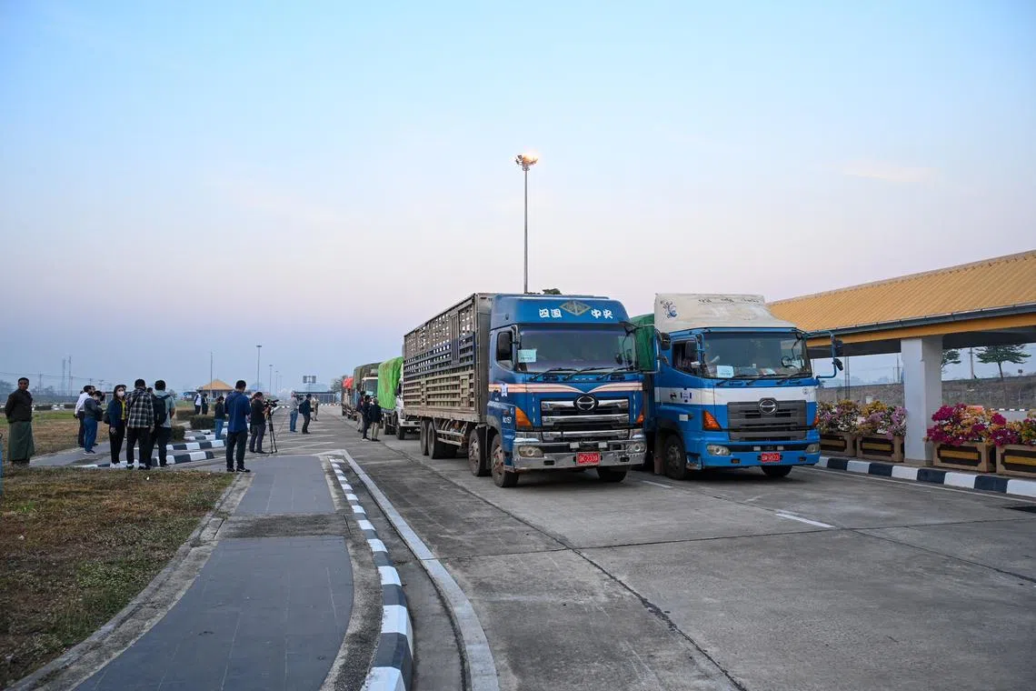 The first batch of 4,000 relief bags carrying rice, dried food, and other essentials for 20,000 people was delivered in a convoy by the Thai Red Cross to its Myanmar counterpart at the Mae Sot-Myawaddy border crossing.