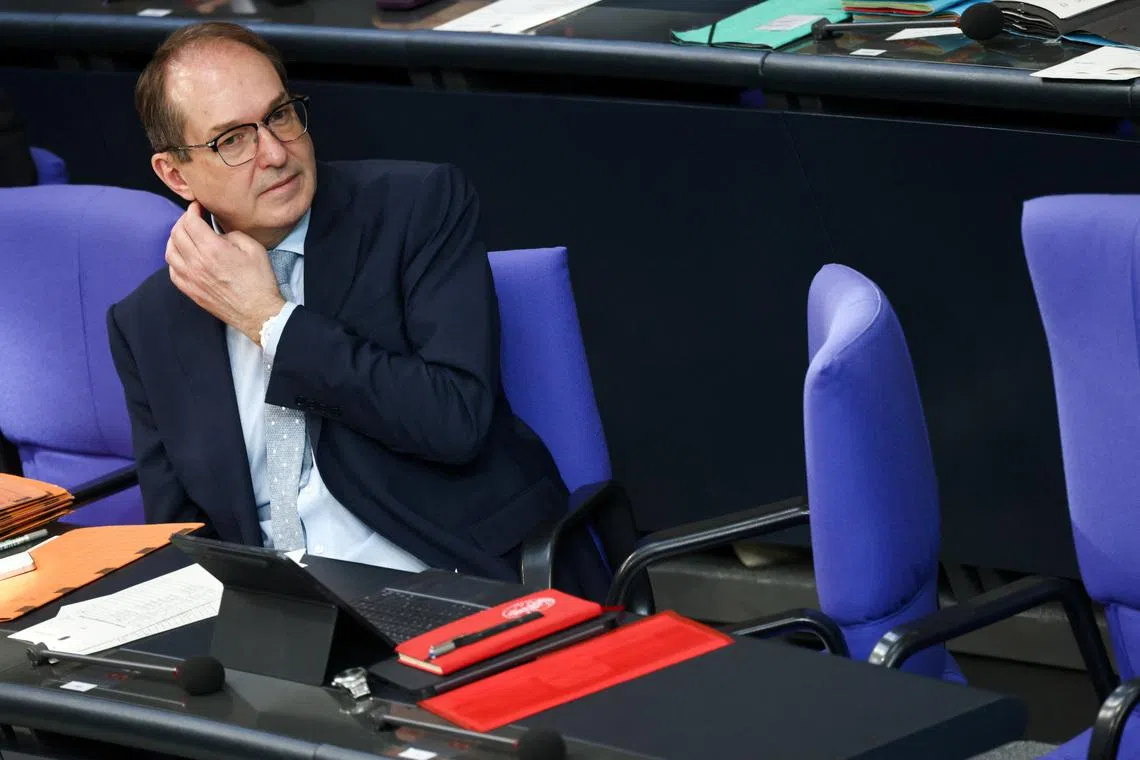 وطن نيوز – يظهر مشروع القانون أن السلطات الألمانية ستحصل على مزيد من الصلاحيات ضد المتسللين الأجانب