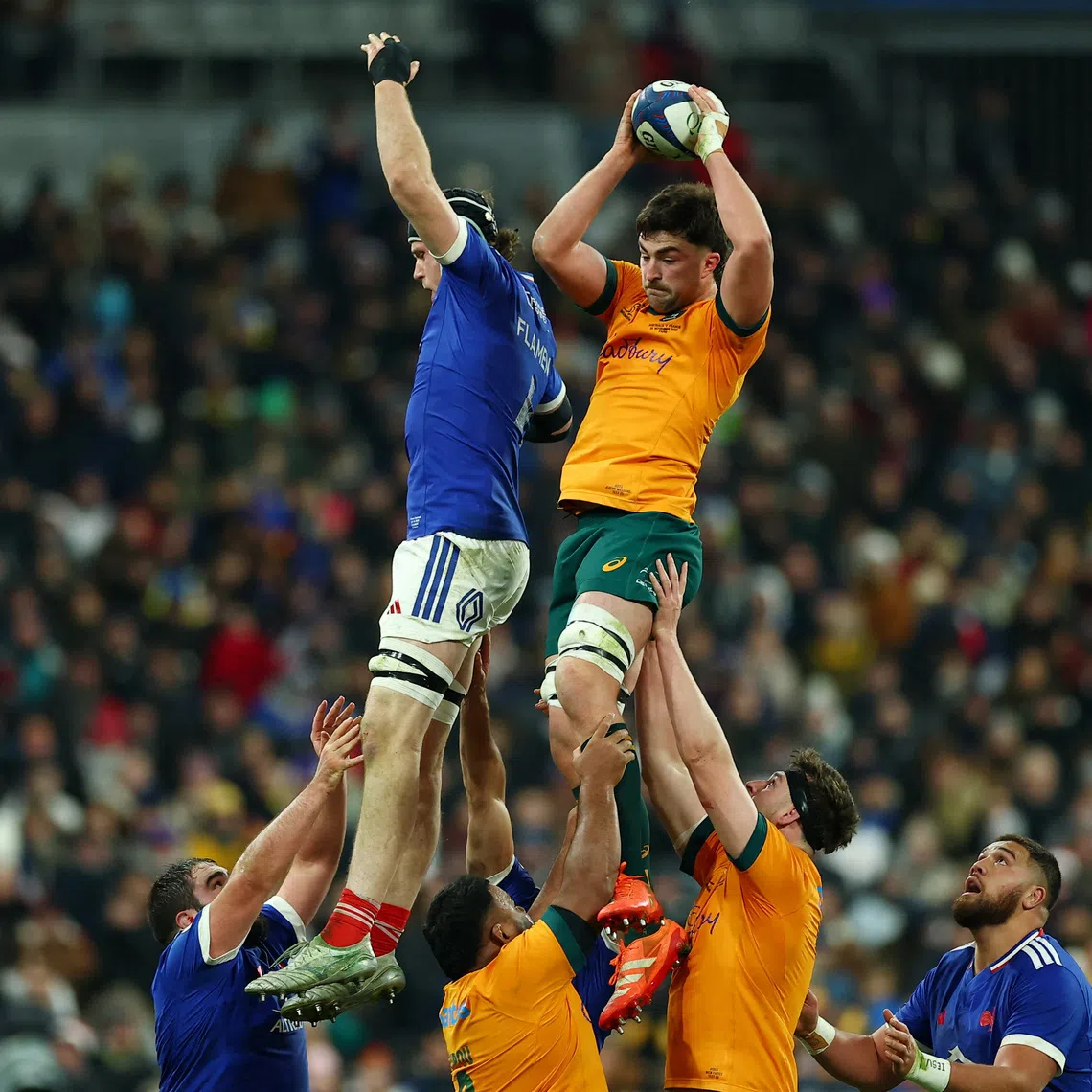 Rugby Union - Autumn Internationals - France v Australia - Stade de France, Saint-Denis, France - November 22, 2025 Australia's Jeremy Williams in action with France's Thibaud Flament during a lineout REUTERS/Gonzalo Fuentes
