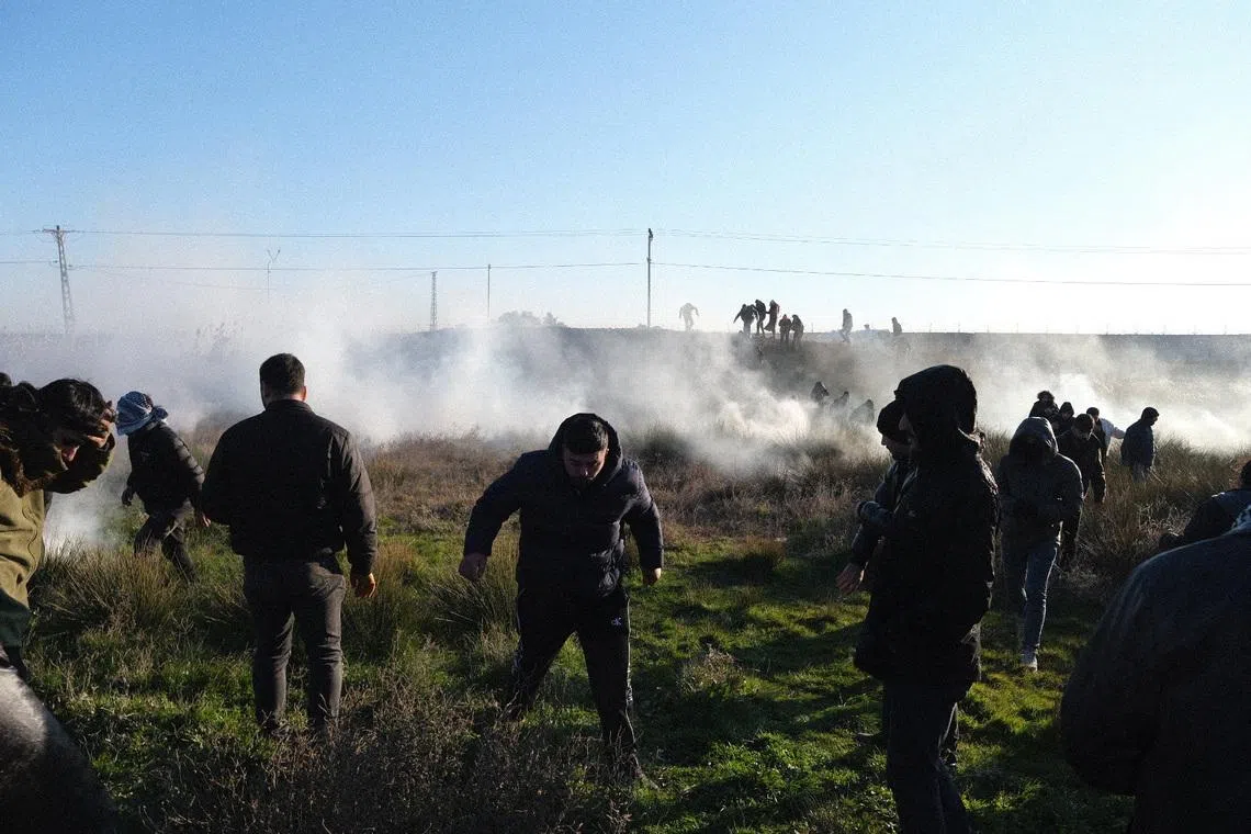 Pro-Kurdish protesters clash with soldiers as they attempt to cross to the Kurdish-controlled northeastern Syrian city of Qamishli during a demonstration in support of Syrian Kurds and against recent military clashes between the Syrian army and Kurdish forces, in Nusaybin, southeastern Turkey, January 20, 2026. REUTERS/Ensar Ozdemir