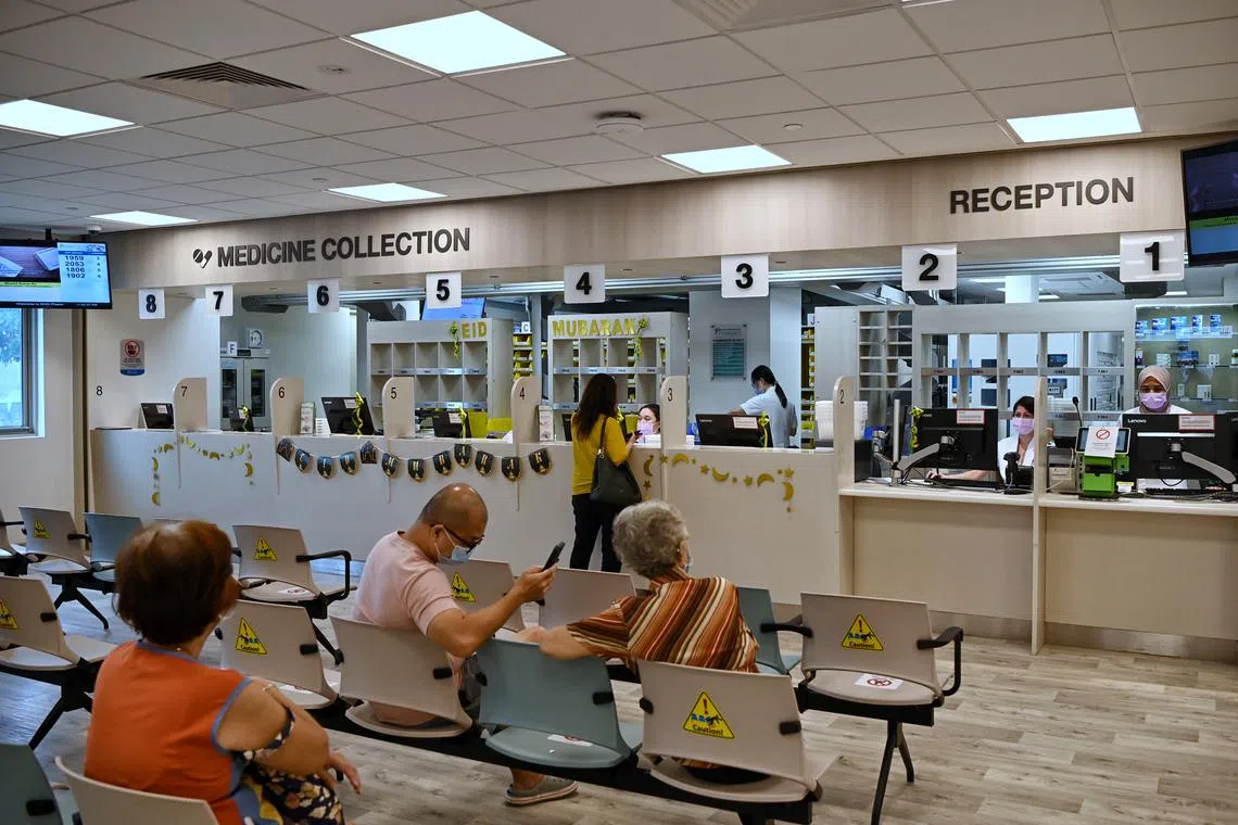 ST20220505_202242547854 Kua Chee Siong/ pixgeneric/ Generic pix of patients and healthcare workers at the Kallang Polyclinic on 5 May 2022. Kallang Polyclinic is the seventh polyclinic under NHGP, and is its first new polyclinic following the re-clustering of Singapore's healthcare system in 2017.
