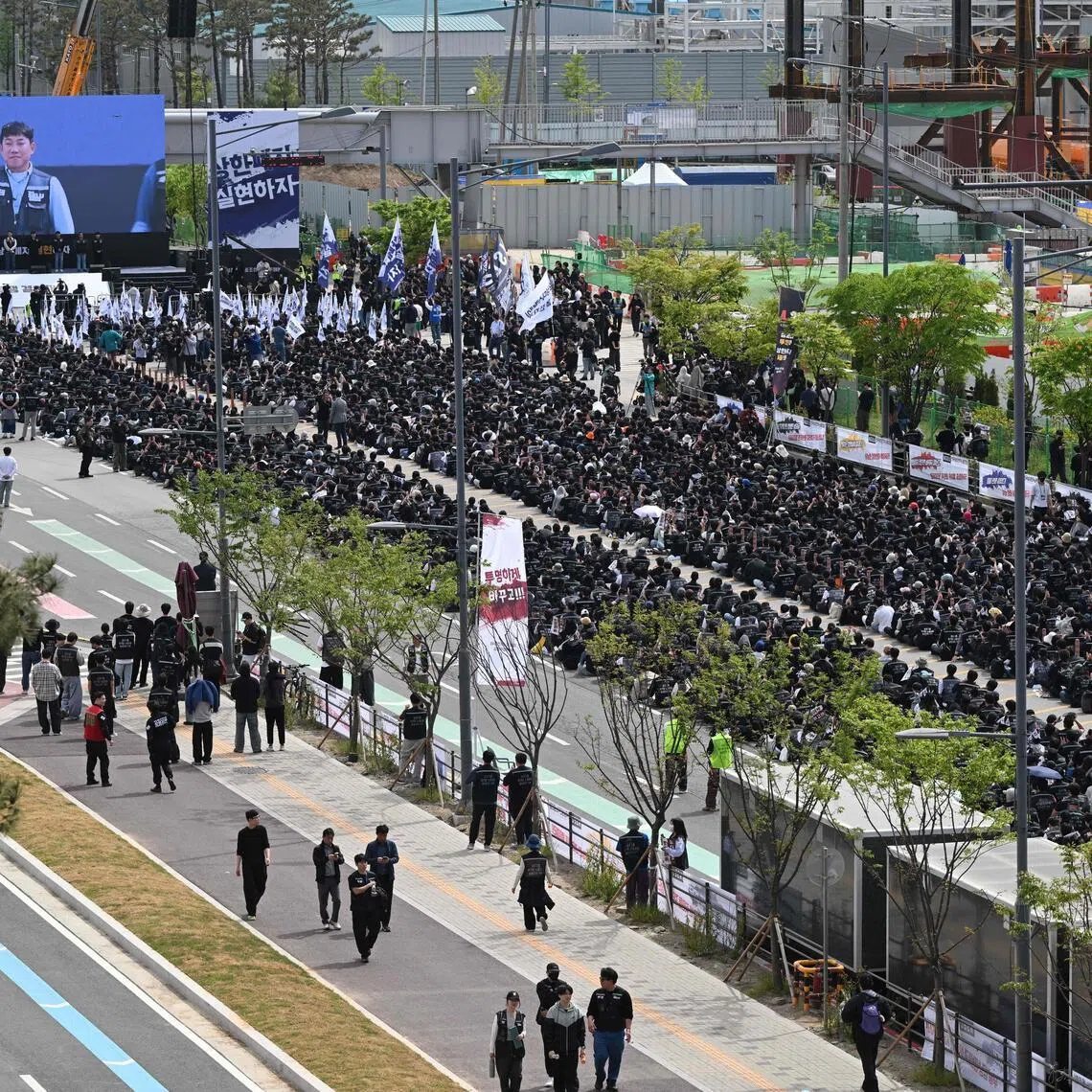 Members of the Samsung Electronics labour union stage a mass rally demanding the removal of a cap on performance bonuses, outside the company's foundry and semiconductor factory in Pyeongtaek on April 23, 2026.  