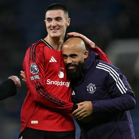(From left) Manchester United interim Michael Carrick celebrating their 1-0 win at Everton with striker Benjamin Sesko and midfielder Bryan Mbeumo.