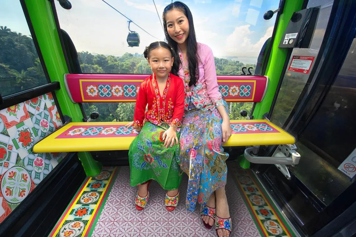 sentosa-peranakan-reimagined-show-kebaya-mother-and-daughter-cable-car