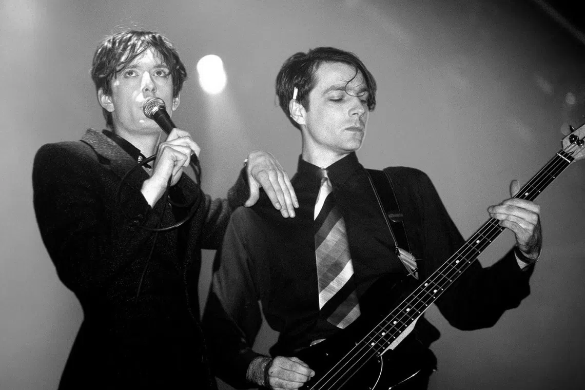 Bassist Steve Mackey onstage with Pulp lead singer Jarvis Cocker.