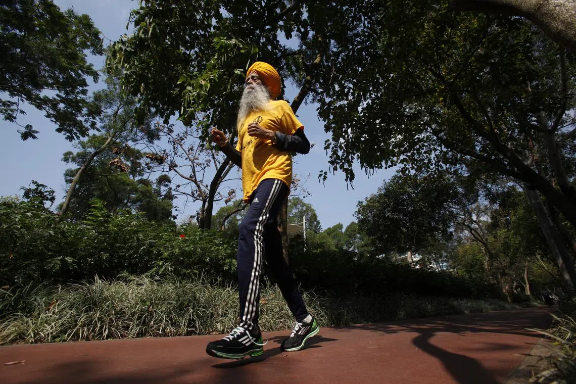 FILE PHOTO: British Indian marathon runner Fauja Singh, 101, jogs during a practise at a park in Hong Kong February 21, 2013.  REUTERS/Bobby Yip/File Photo