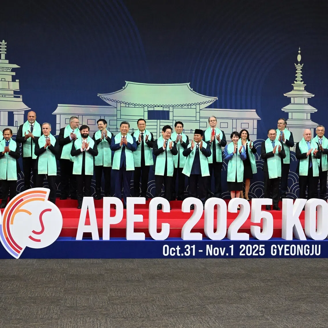 Apec leaders at a family photo session in Gyeongju, South Korea, on Nov 1.