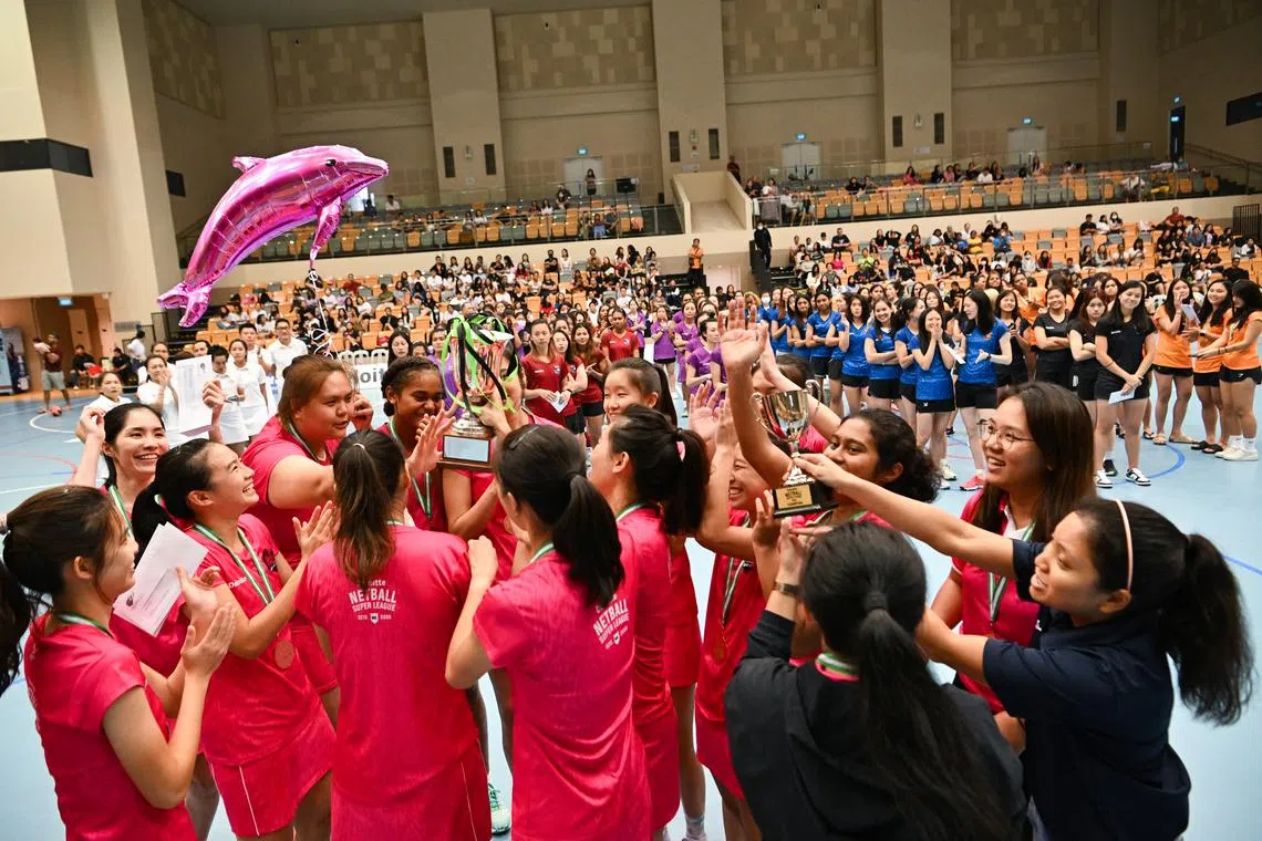 Blaze Dolphins retained their Deloitte Netball Super League title with a thrilling 43-41 win over Sneakers Stingrays in the final on March 19.