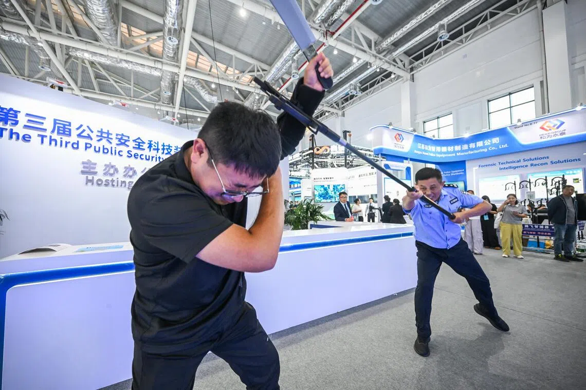Police officer Zhang Tengfei, showcasing the use of Feiteng Smart Trapper.