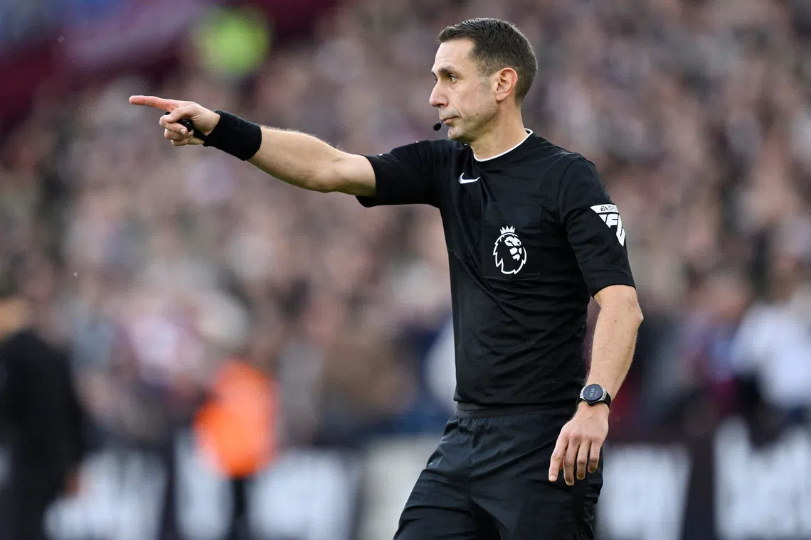Soccer Football - Premier League - West Ham United v Manchester United - London Stadium, London, Britain - October 27, 2024 Referee David Coote awards a penalty to West Ham United REUTERS/Tony O Brien