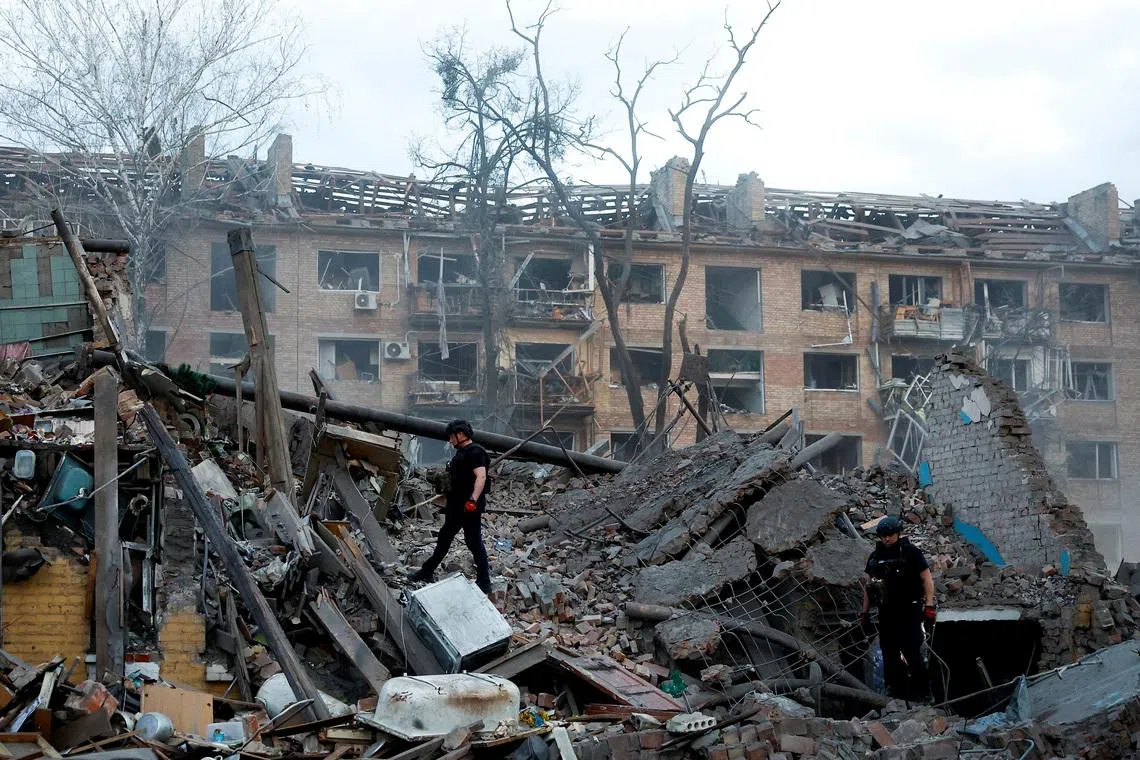 FILE PHOTO: Police officers inspect the site of a building hit by a Russian ballistic missile strike, amid Russia's attack on Ukraine, in Kyiv, Ukraine April 24, 2025. REUTERS/Valentyn Ogirenko/File Photo