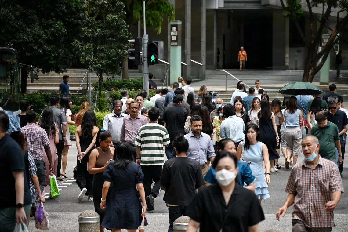 ST20240422_202439334845 Kua Chee Siong/ pixgeneric/ Generic pix of the lunchtime crowd made up mostly of office workers at Shenton Way on April 22, 2024. Can be used for stories about professionals, executives, office workers, retrenchment, manpower etc.