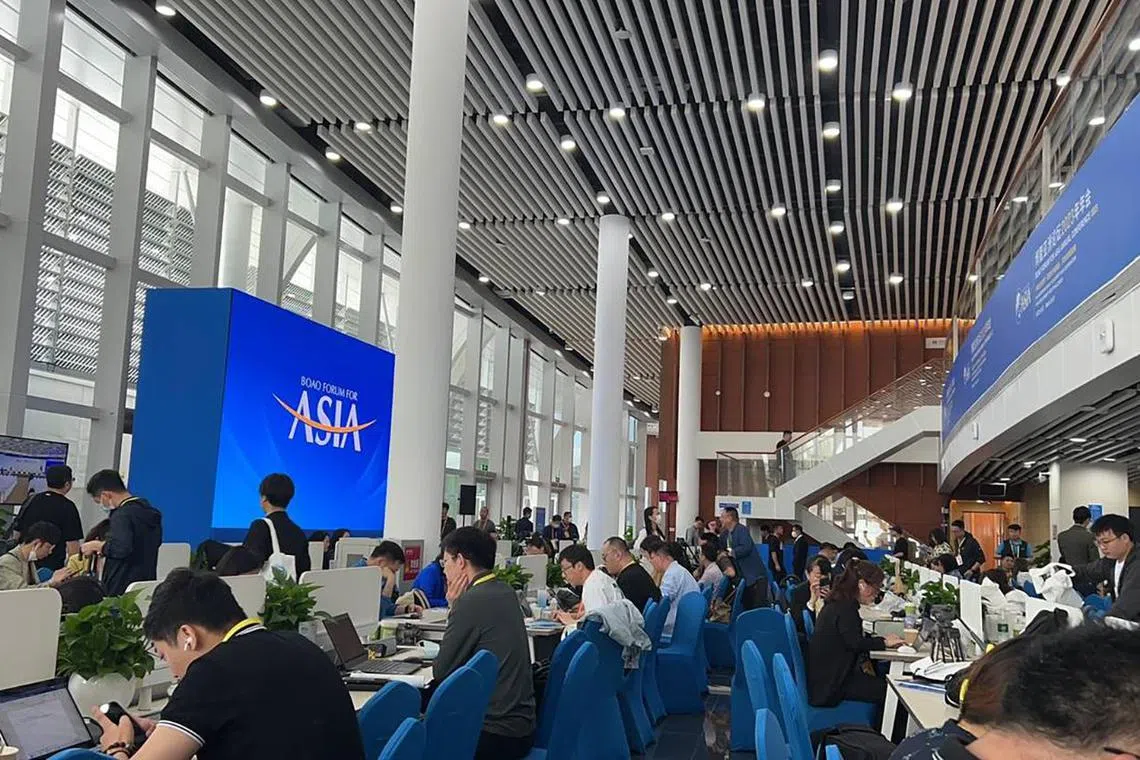 awboao29 - Reporters who fail to make it into the events at this year's Bo'ao Forum for Asia Annual Conference - as queues can be filled up at least an hour before each event was due to start - can watch the talks being streamed at the nearby media centre, where they also have to fight for space. 

Copyright： Aw Cheng Wei