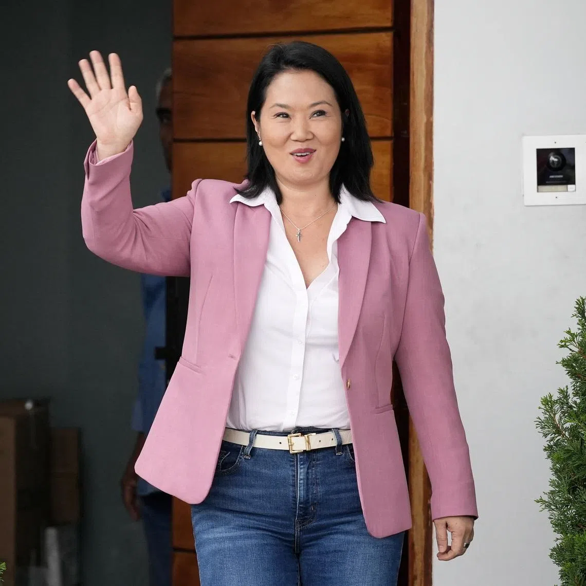 Conservative Keiko Fujimori waves to the media outside her home after she narrowly defeated leftist congressman Roberto Sanchez in the Peruvian presidential election, ahead of the official result announcement, in Lima, Peru, June 24, 2026. REUTERS/Angela Ponce