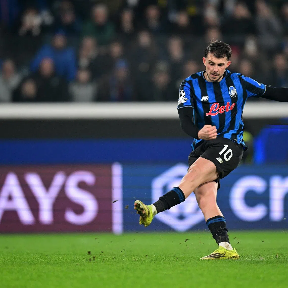 Soccer Football - UEFA Champions League - Play Off - Second Leg - Atalanta v Borussia Dortmund - New Balance Arena, Bergamo, Italy - February 25, 2026 Atalanta's Lazar Samardzic scores their fourth goal from the penalty spot REUTERS/Daniele Mascolo