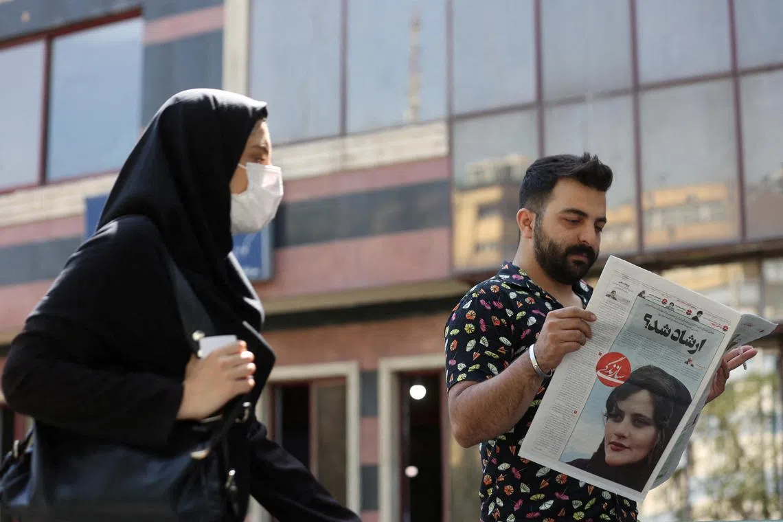 FILE PHOTO: A man views a newspaper with a cover picture of Mahsa Amini, a woman who died after being arrested by the Islamic republic's "morality police" in Tehran, Iran September 18, 2022. Majid Asgaripour/WANA (West Asia News Agency) via REUTERS/File Photo ATTENTION EDITORS - THIS IMAGE HAS BEEN SUPPLIED BY A THIRD PARTY