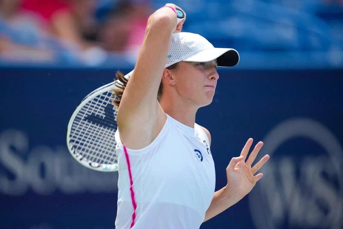 MASON, OHIO - AUGUST 16: Iga Swiatek of Poland returns a shot to Danielle Collins of the United States during their match at the Western & Southern Open at Lindner Family Tennis Center on August 16, 2023 in Mason, Ohio.   Aaron Doster/Getty Images/AFP (Photo by Aaron Doster / GETTY IMAGES NORTH AMERICA / Getty Images via AFP)