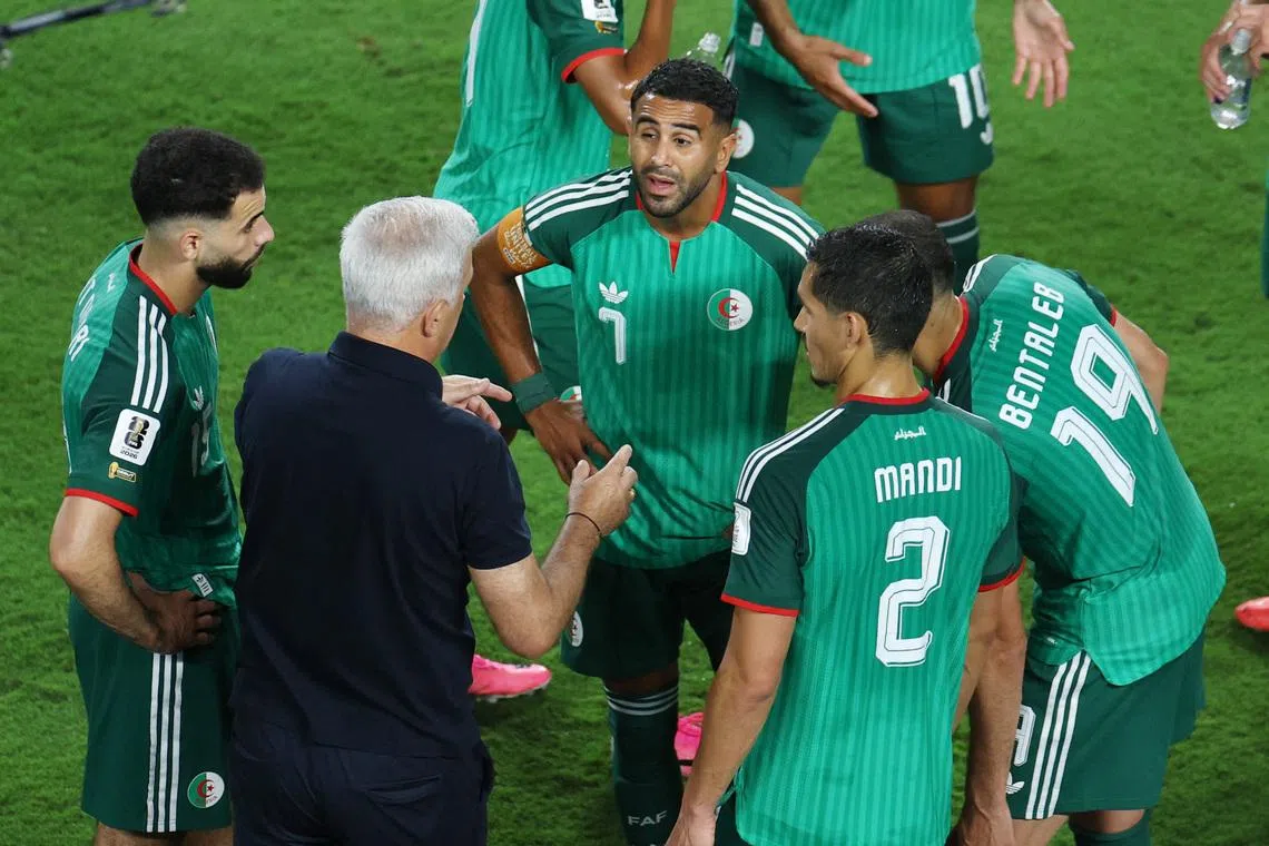 Soccer Football - FIFA World Cup 2026 - Group J - Argentina v Algeria - Kansas City Stadium, Kansas City, Missouri, U.S. - June 16, 2026 Algeria coach Vladimir Petkovic gives instructions to Rayan Ait Nouri, Riyad Mahrez, Aissa Mandi and Nabil Bentaleb during a hydration break REUTERS/Siphiwe Sibeko