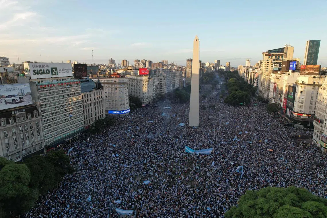 The Argentine government declared Tuesday would be a bank holiday so that the entire country “can express their deepest joy for the national team”.