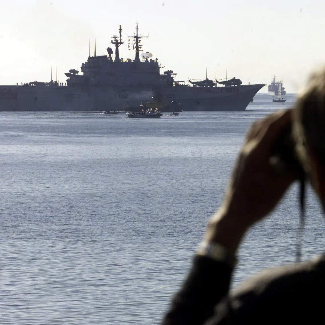 FILE PHOTO: The Italian aircraft carrier Garibaldi leaves the southern Italian harbour of Taranto November 18, 2001. REUTERS/Tony Gentile  TG/File Photo