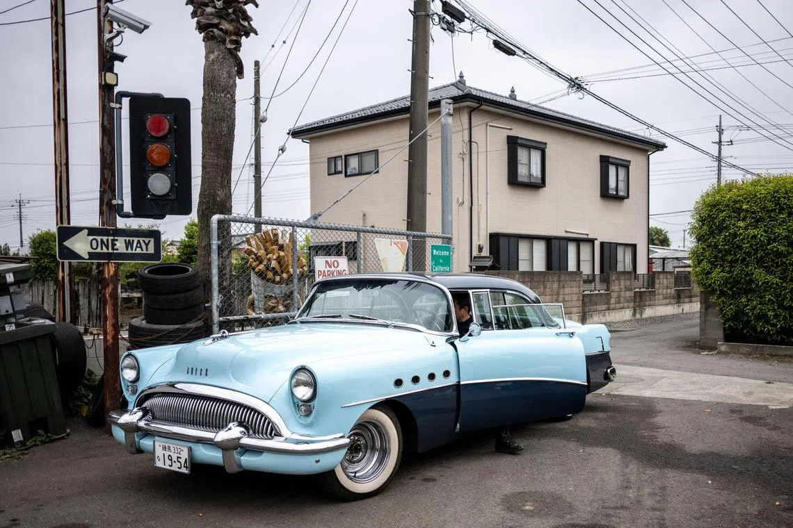 Esta foto tirada em 25 de abril de 2025 mostra Yosuke Fukuda, o proprietário do revendedor de carros dos EUA, Y-Tech, dirigindo um roteiro de Buick de 1954 de sua empresa em Fukaya da prefeitura de Saitama. Os carros clássicos à venda no pátio de reparo de Yosuke Fukuda ooze californian Cool com suas barbatanas cromadas e caudas, mas nas estradas japonesas novos veículos americanos são uma visão rara - para muito o aborrecimento do presidente Donald Trump. (Foto de Philip Fong / AFP) / A partir de: Japão-Us-Trade-Automobile, foco de Andrew McKirdy e Kyoko Hasegawa