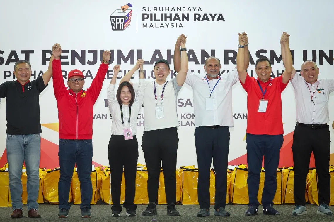 EC declares win for Pakatan's Pang Sock Tao.
HULU SELANGOR, 11 Mei -- Menteri Besar Selangor merangkap Pengerusi Pakatan Harapan (PH) Selangor Datuk Seri Amirudin Shari (dua, kiri) bersama Calon Pakatan Harapan Pang Sock Tao (tiga, kiri) selepas diumumkan sebagai Ahli Dewan Undangan (ADUN) N.06 Kuala Kubu Baharu yang baharu di Pusat Penjumlahan Rasmi Undi di Dewan Serbaguna dan Kompleks Sukan Daerah Hulu Selangor malam ini. --fotoBERNAMA (2024) HAK CIPTA TERPELIHARA
