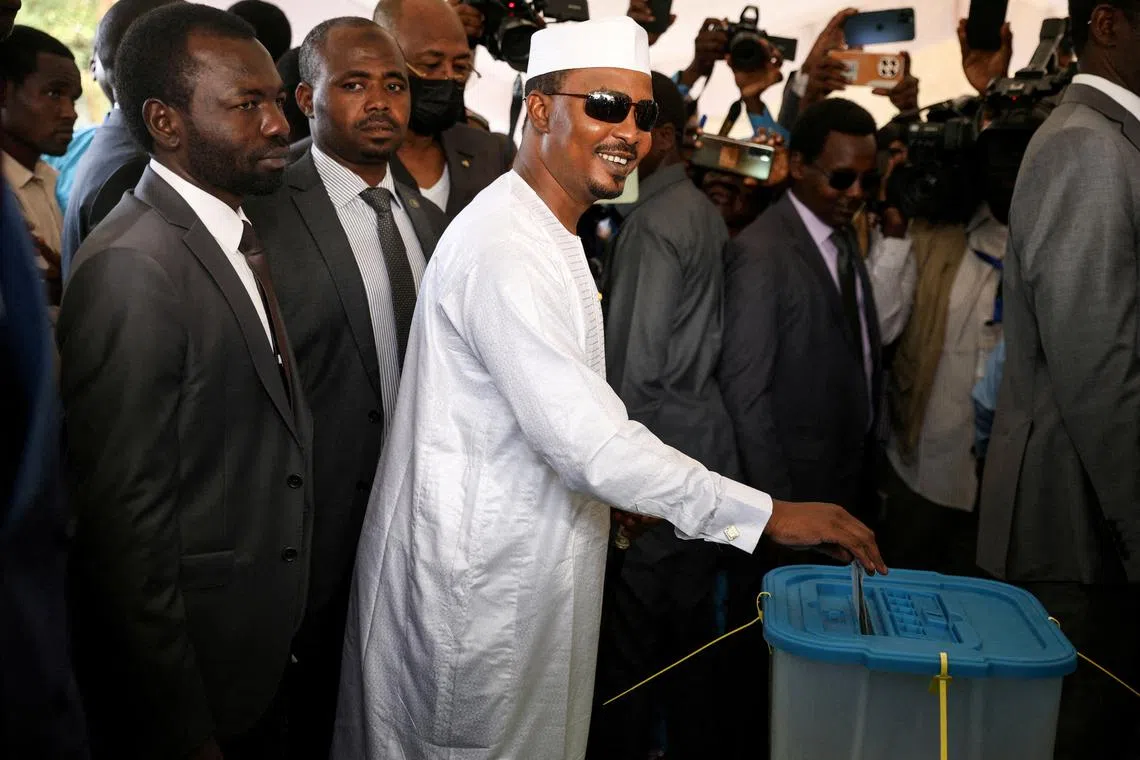 FILE PHOTO: Chadian President Mahamat Idriss Deby casts his vote for the presidential elections in N’Djamena, Chad, May 6, 2024. REUTERS/Stringer/File Photo