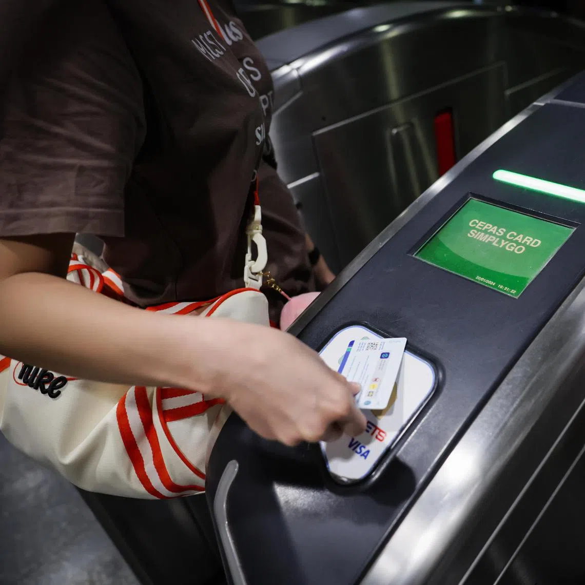 ST20240122_202473769353 : Gin Tay / ntsimplygo22/ 

Generic photo of a commuter using SimplyGo (CEPAS card) tapping through gantry at Seng Kang MRT station on Jan 22, 2024.