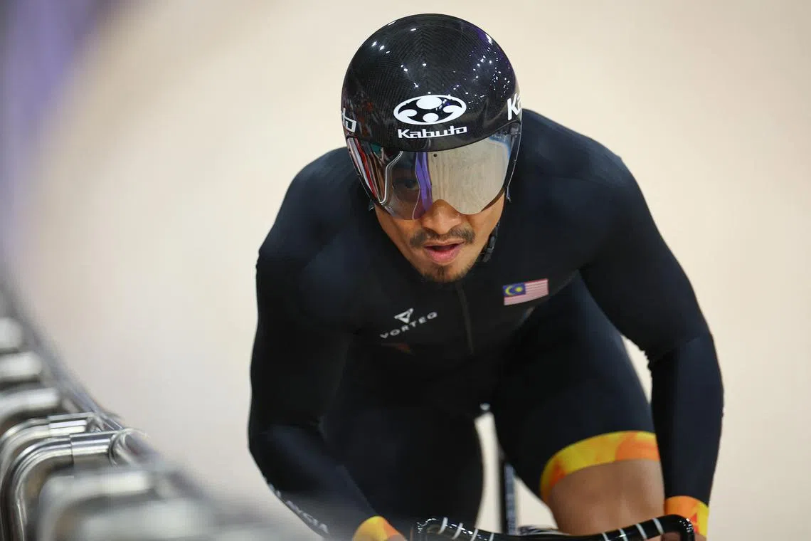 FILE PHOTO: Paris 2024 Olympics - Track Cycling - Men's Sprint, Qualifying - Saint-Quentin-en-Yvelines Velodrome, Montigny-le-Bretonneux, France - August 07, 2024. Mohd Azizulhasni Awang of Malaysia in action. REUTERS/Agustin Marcarian/File Photo
