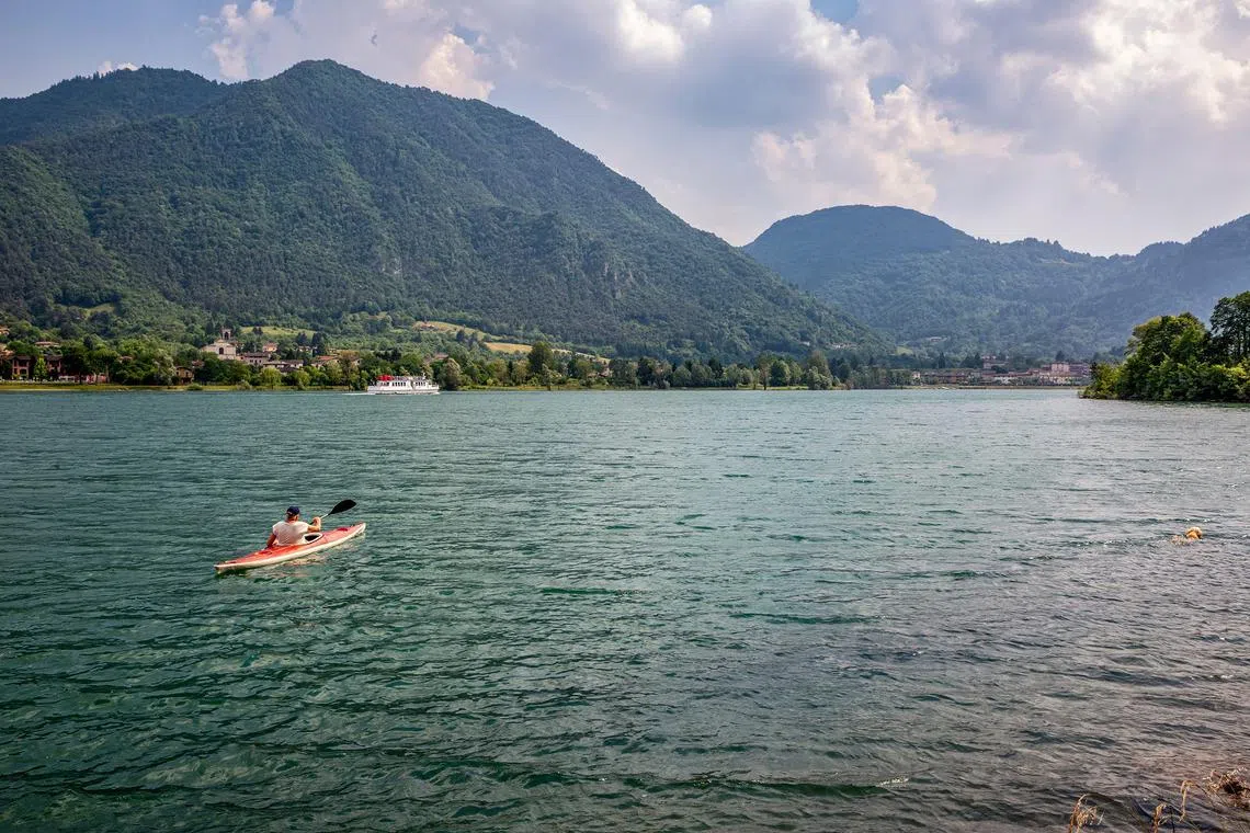 photo-tourist-kayak-lake-iseo-brescia-italy-detour-destination-milan