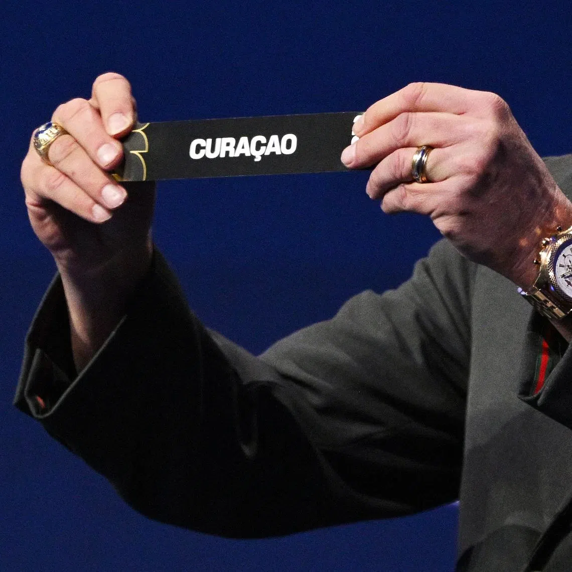 Soccer Football - FIFA World Cup 2026 - FIFA World Cup 2026 Draw - John F. Kennedy Center for the Performing Arts, Washington, D.C., U.S. - December 5, 2025 Draw Assistant Wayne Gretzky draws Curacao during the draw Pool via REUTERS/Mandel Ngan