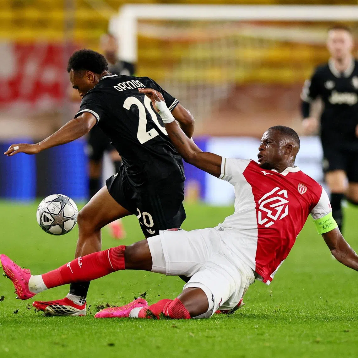 Soccer Football - UEFA Champions League - AS Monaco v Juventus - Stade Louis-II, Monaco - January 28, 2026  AS Monaco's Denis Zakaria in action with Juventus' Lois Openda REUTERS/Manon Cruz