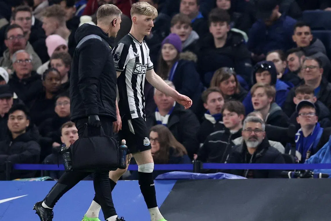 Soccer Football - Premier League - Chelsea v Newcastle United - Stamford Bridge, London, Britain - March 11, 2024 Newcastle United's Anthony Gordon walks off the pitch after sustaining an injury REUTERS/David Klein/File Photo