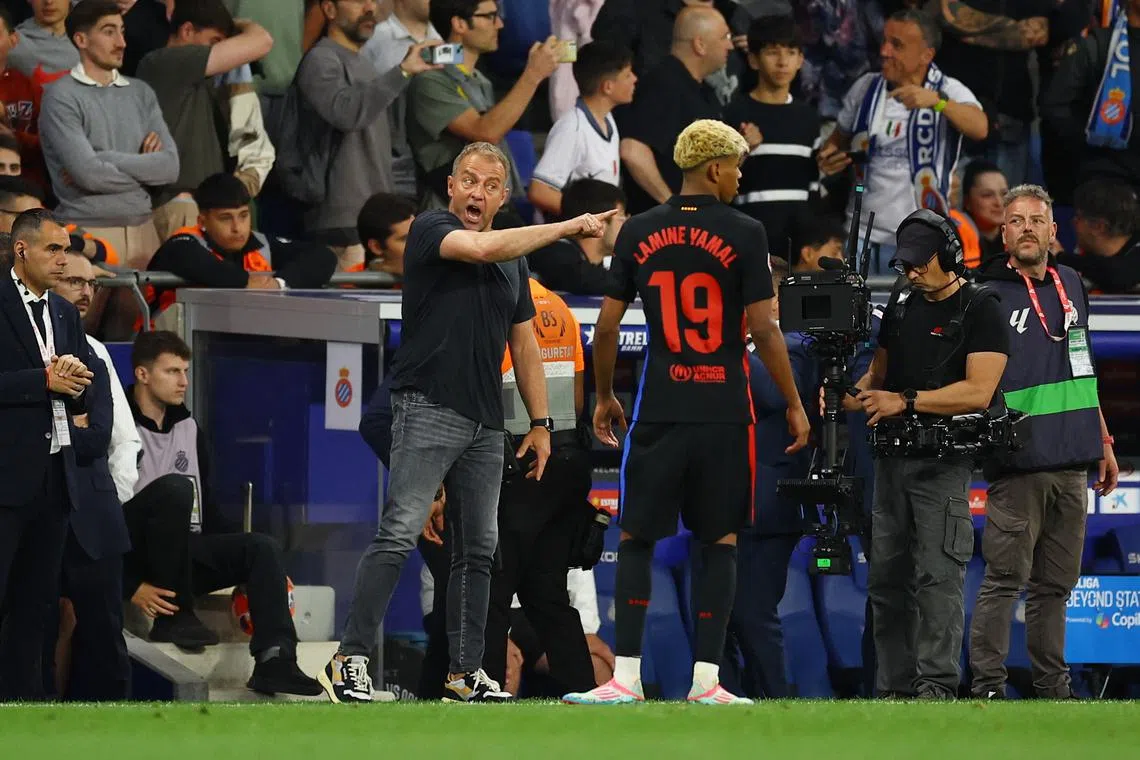 Soccer Football - LaLiga - Espanyol v FC Barcelona - RCDE Stadium, Cornella de Llobregat, Spain - May 15, 2025 FC Barcelona coach Hansi Flick gives instructions to FC Barcelona's Lamine Yamal REUTERS/Albert Gea