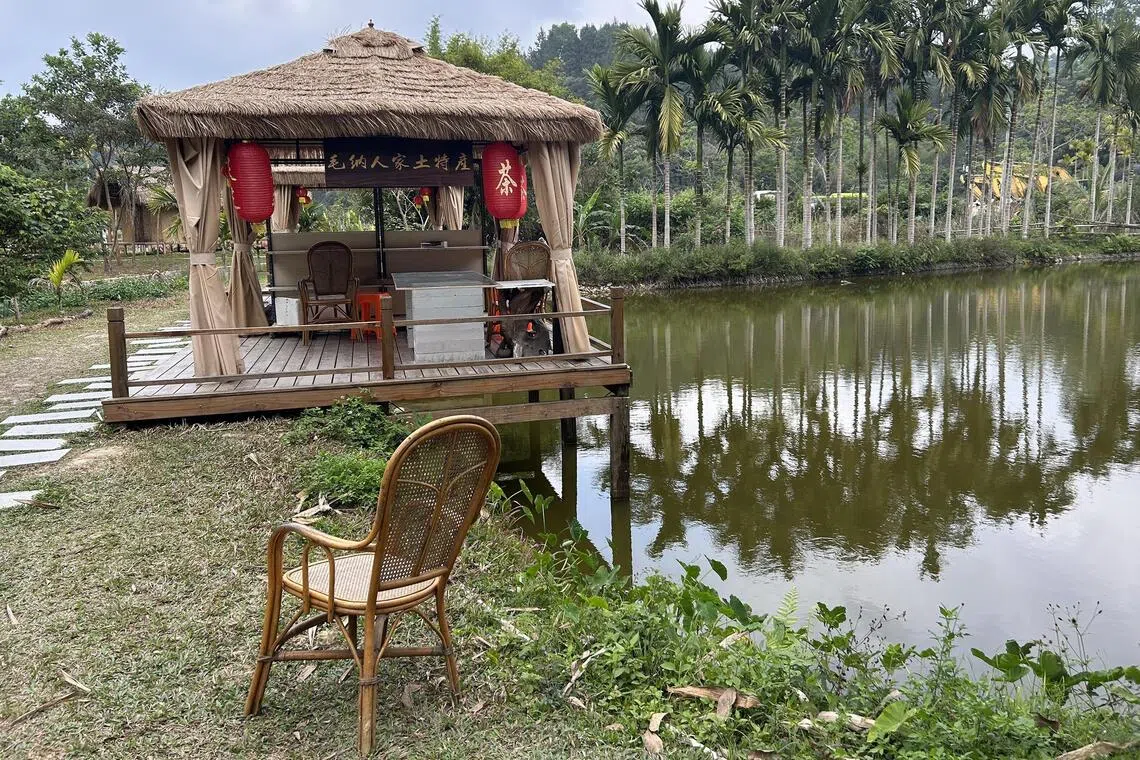 Significant numbers of unemployed migrant workers are returning to their home towns and remaining there.