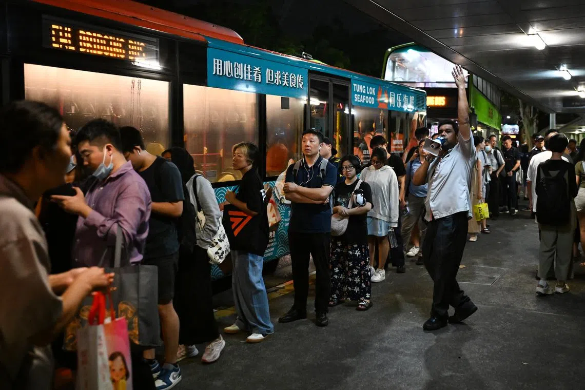 ST20240925-202429600697-Lim Yaohui-pixtrain25/

Passengers queueing for bus bridging service outside The Metropolis near Exit D of Buona Vista MRT station at 10.19pm on Sept 25, 2024. 

Train services will not be available on the East-West Line (EWL) between Boon Lay and Queenstown MRT stations for at least the rest of the day, in both directions, said the Land Transport Authority (LTA) in a statement on Sept 25.

A power fault has caused a disruption of services on the EWL for at least five hours starting from about 9.30am on Sept 25.

(ST PHOTO: LIM YAOHUI)