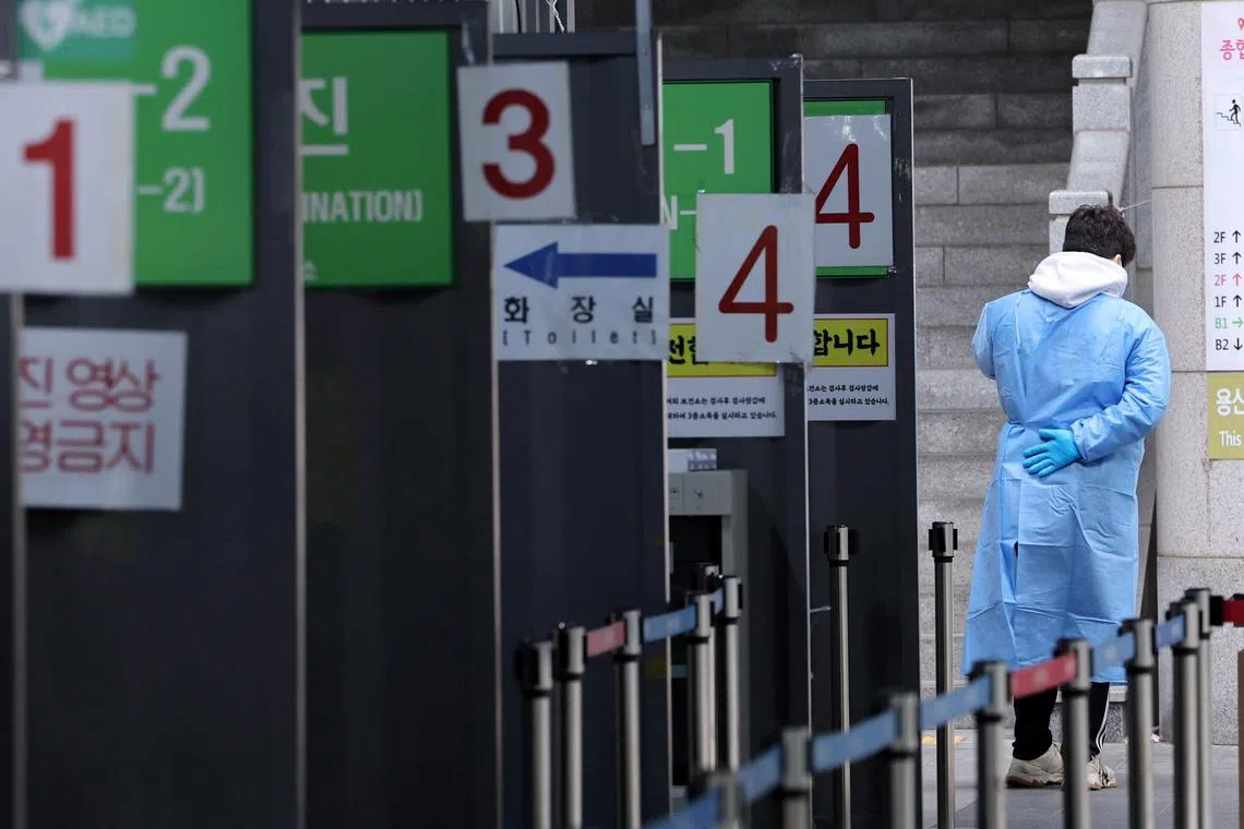 epa10319212 A medical worker prepares to conduct coronavirus tests at a public health facility in Yongsan Ward, Seoul, South Korea, 22 November 2022. South Korea's new COVID-19 cases stood at around 72,000, a similar level from a week earlier, amid concerns over a new virus wave in the winter.  EPA-EFE/YONHAP SOUTH KOREA OUT