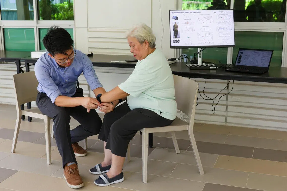Researchers have come up with a new algorithm which evaluates seniors’ risk of falling by analysing data from wearable sensors and psychosocial factors.