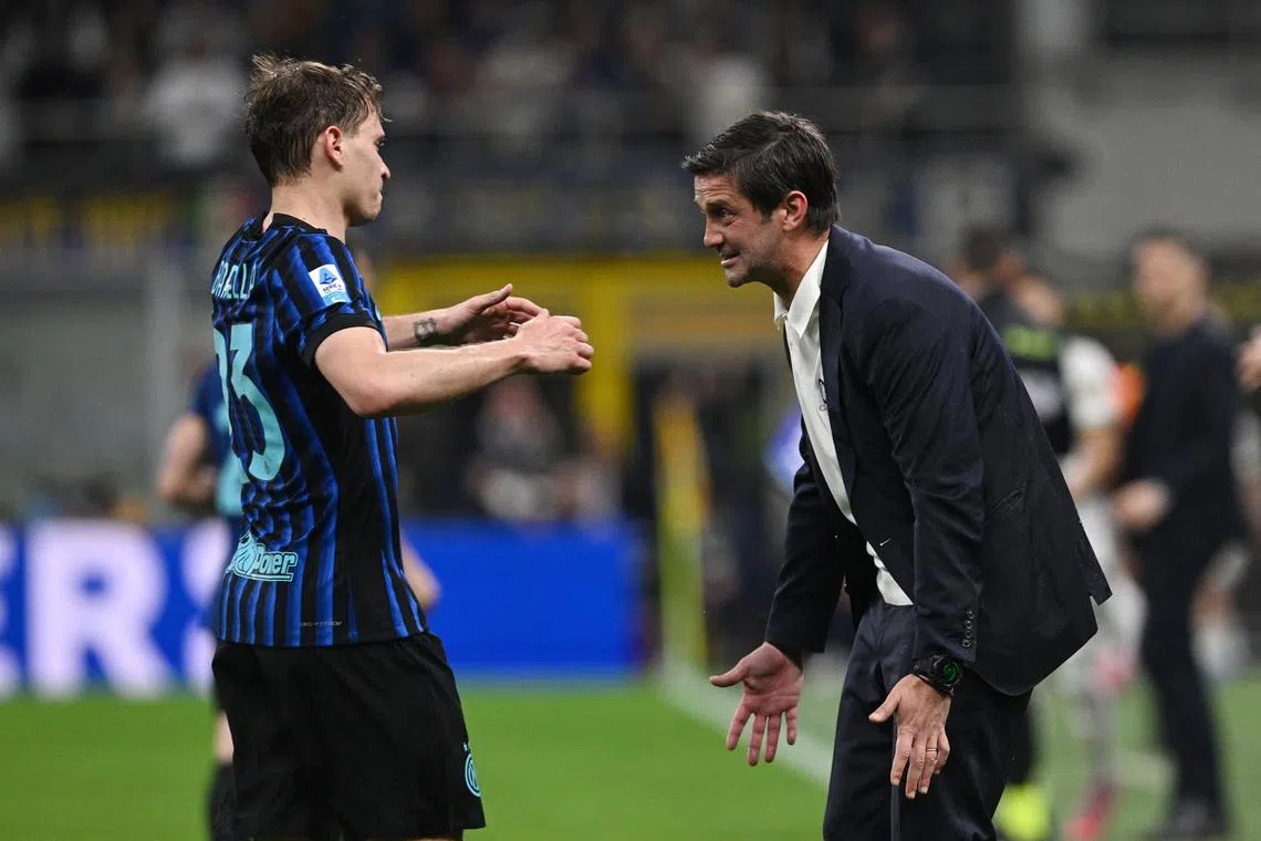 Soccer Football - Serie A - Inter Milan v AS Roma - San Siro, Milan, Italy - April 5, 2026 Inter Milan's Nicolo Barella celebrates scoring their fifth goal with coach Cristian Chivu REUTERS/Jennifer Lorenzini