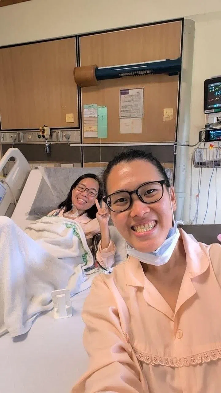 Kelly Chua (right) donated her left kidney to her close friend Tan Xin Yi.