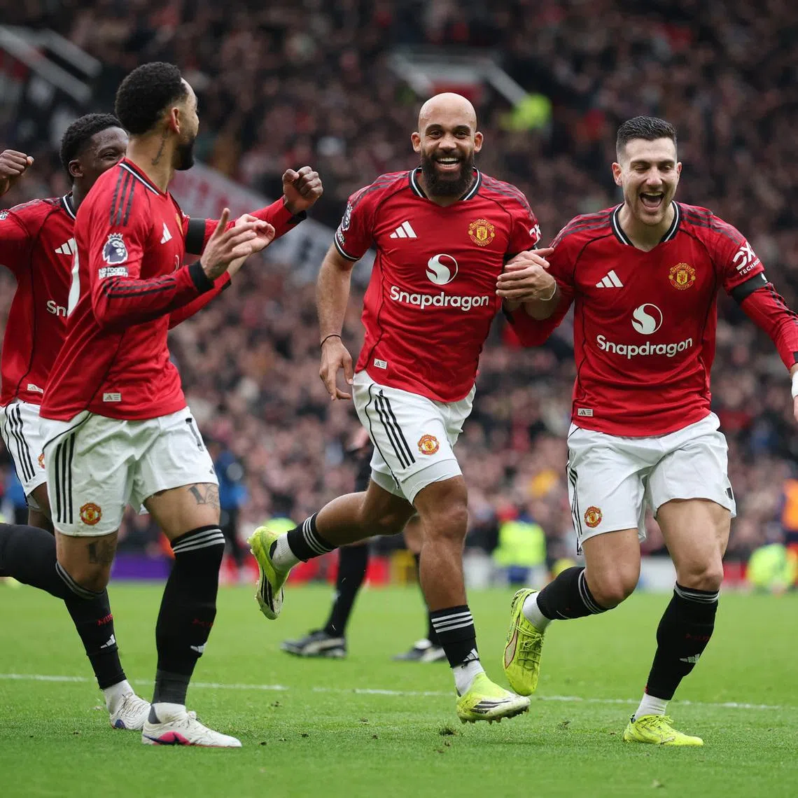 Soccer Football - Premier League - Manchester United v Tottenham Hotspur - Old Trafford, Manchester, Britain - February 7, 2026 Manchester United's Bryan Mbeumo celebrates scoring their first goal with teammates REUTERS/Phil Noble